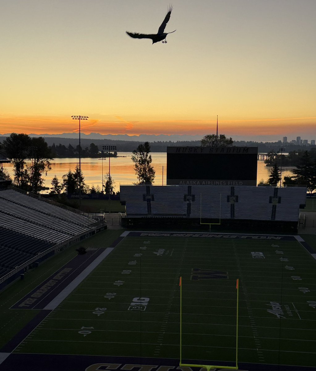JakeOttenUW's tweet photo. Good Morning Huskies! Hope everyone can start their day off right. #AllAboutTheW #PurpleReign https://t.co/bBITfmD9P6
