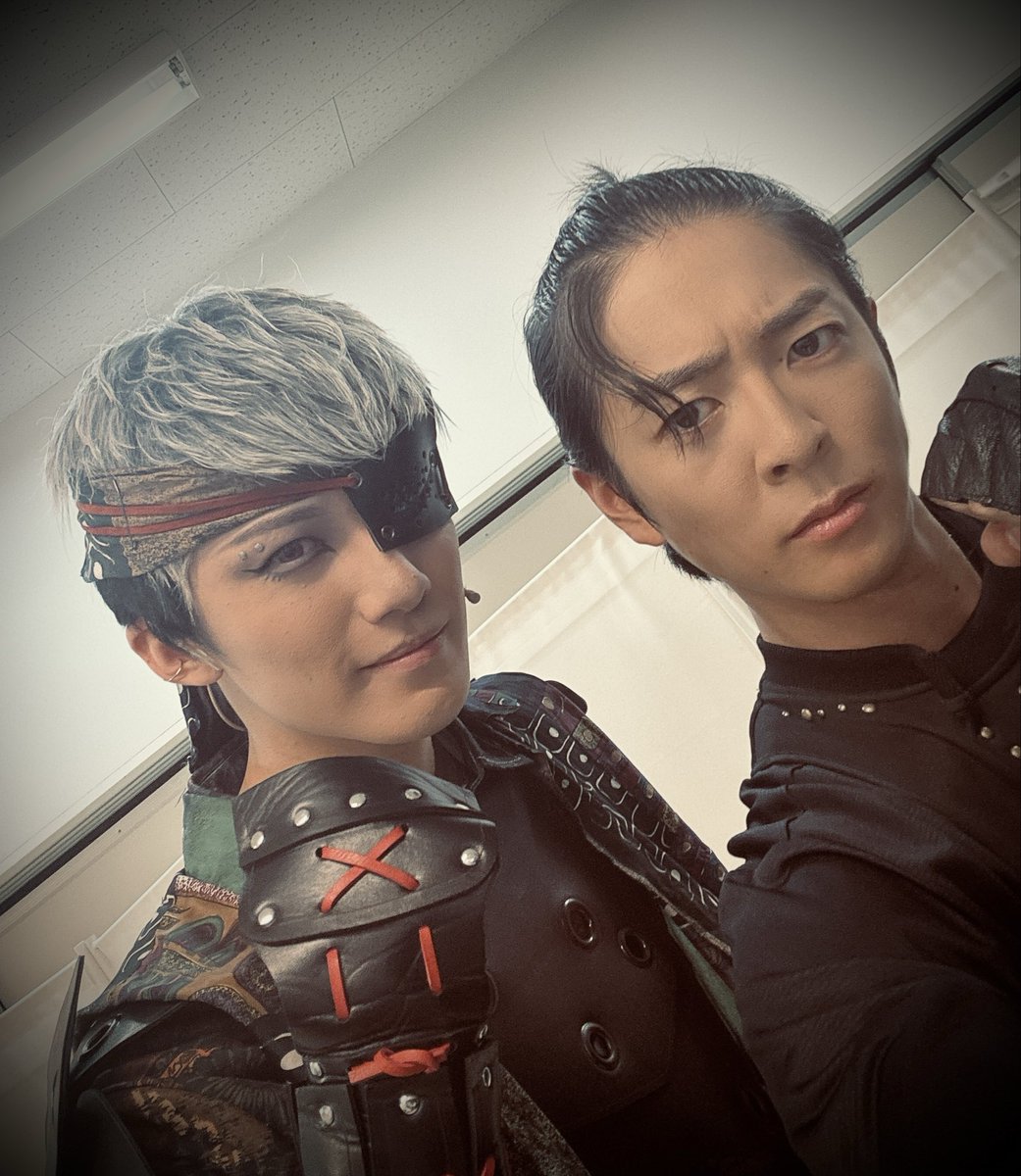 舞台「RE:BIRTH」　#ボルステ
5日目終演⚔️
ご来場誠にありがとうございました🙇‍♂️

本日のお写真は
岳咜軍、軍師『邪馬基』様と📸🚩

軍師とは殺陣中、鍔迫り合う瞬間が結構あるんですけどね
そこで睨み合う時の眼！！
闘いに飢えた虎の様でゾクゾクします笑

是非探してみてください♪