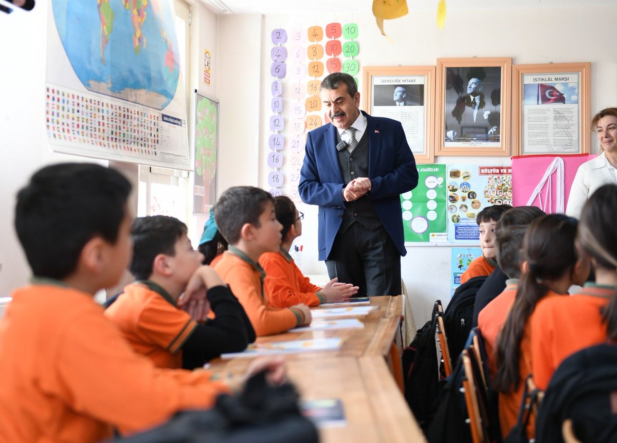 Millî Eğitim Bakanı Yusuf Tekin sürekli neden hedefte biliyor musunuz?

Çünkü o, çocuklara sadece “ders” değil, vicdan öğretiyor.

7 Ekim’de 81 ilde okullarda yapılacak eş zamanlı Filistin ve Gazze farkındalık etkinlikleri insan olmayı hatırlatmanın bir yolu.

Ama işte tam da bu