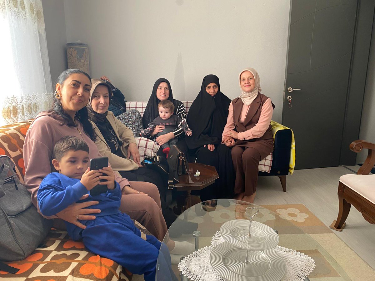 sapanca_akkadin's tweet photo. Birlik ve beraberliğin en güzel adresi yine sahadaydı!
İlçe Kadın Kolları Başkanımız Sayın Arzu Akçay ve Yönetim Kurulu Üyelerimizle birlikte Çayiçi Mahallemizde vatandaşlarımızı ziyaret ederek gönüllere dokunduk.
Her adımda daha güçlü bir Türkiye Yüzyılı için çalışıyoruz. 🇹🇷
#HerKapıBirGönül #TürkiyeYüzyılıKadınları

@tugbaisikercan