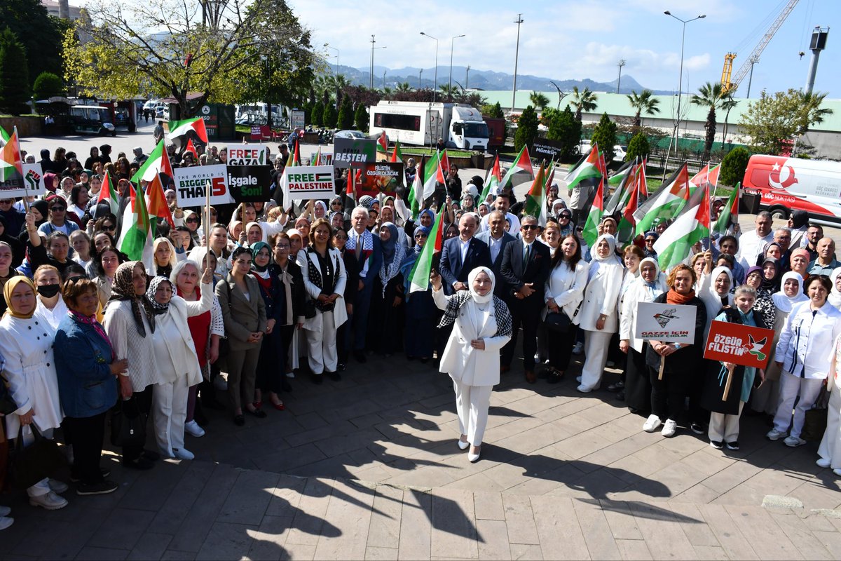 📍GİRESUN
81 ilimizde olduğu gibi Giresunda da  “Gazze için Sessiz Çığlık” diyerek  tek yürek olup kadınlarla meydanlardaydık.

Bu zulmü görmezden gelen herkese #SessizZincir ile soruyoruz: Kalbiniz nerede?