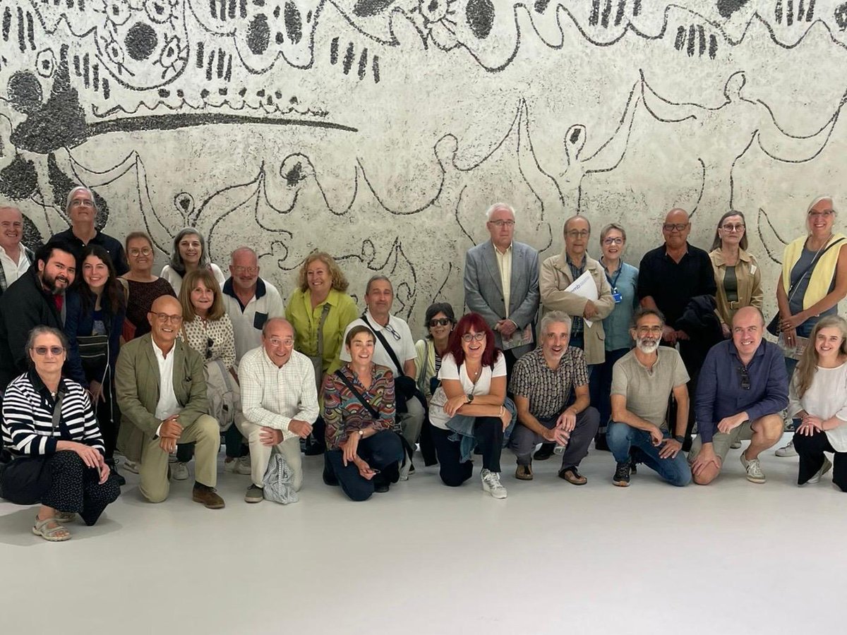 🏛️✨ Coincidint amb el Dia Mundial de l’Arquitectura, hem recorregut les Drassanes Reials, la Casa de l’Ardiaca i el COAC per descobrir la connexió entre arquitectura i arxius.

📜 Documents, plànols i edificis ens han permès viatjar per la història de Barcelona de l’època romana