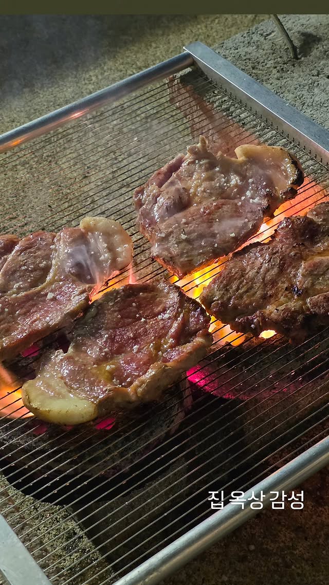 kimtaedongbr's tweet photo. [📸] Taedong Story

" No telhado de casa"

"É realmente tão delicioso" 

#OMEGA_X #오메가엑스
#태동 #TAEDONG #iykyk
@OmegaX_members @OmegaX_official https://t.co/IA0cIxbweE