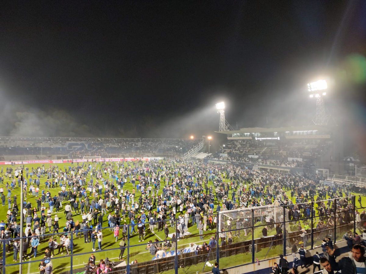 MundoTriperoOK's tweet image. #CGE #GELP ⚫️ A TRES AÑOS DE LA NOCHE QUE NOS ARREBATARON A LOLO

Aquella noche en el Bosque quedará grabada para siempre. Corridas, gases, miedo… y la policía nos arrebató a Lolo. Hoy, tres años después, seguimos pidiendo justicia. 

 📲+info: mundotripero.com/a-tres-anos-de…
