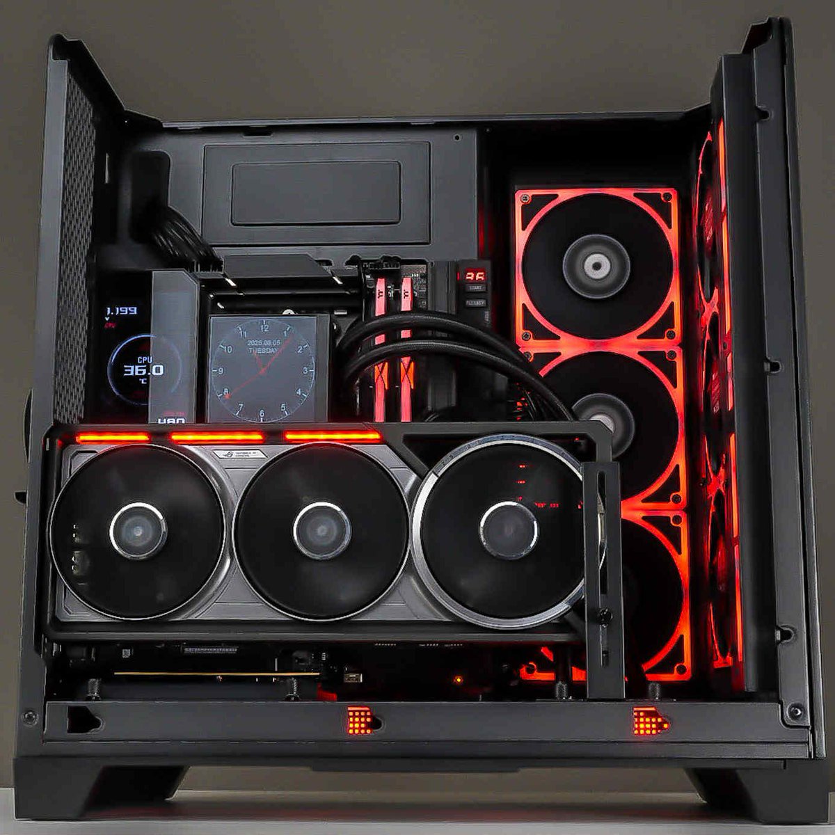 Thermaltake_UK_'s tweet photo. 20s, 14s, or 12s — whatever you’re rocking, the View 390 fits it flawlessly 🔥
That curved glass side? Makes every setup look elite 👀
@pcwerkz
🔗 https://t.co/78TJeUzkD5
#Thermaltakeuk #PCshowcase #RGBSetup #BattleStation #Gamingroomsetup #CleanSetup #DeskSetupGoals #TechStyle https://t.co/ri6UZ20hZC