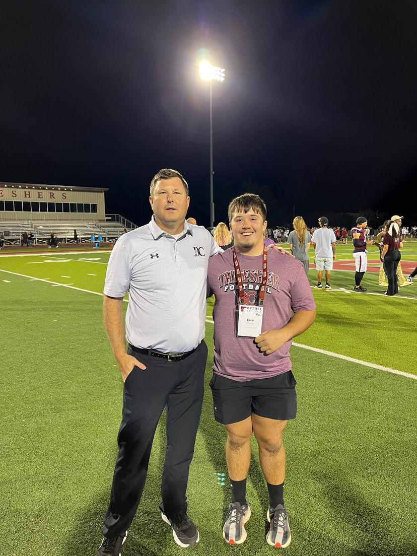 Thank you to <a href="/jwlawson1/">Coach Lawson</a>,<a href="/TheTerryCook/">Coach Terry Cook</a>, and <a href="/Threshers_FB/">Bethel College FB</a> for having me out!! <a href="/TupperCoach/">Dustin Tupper</a>