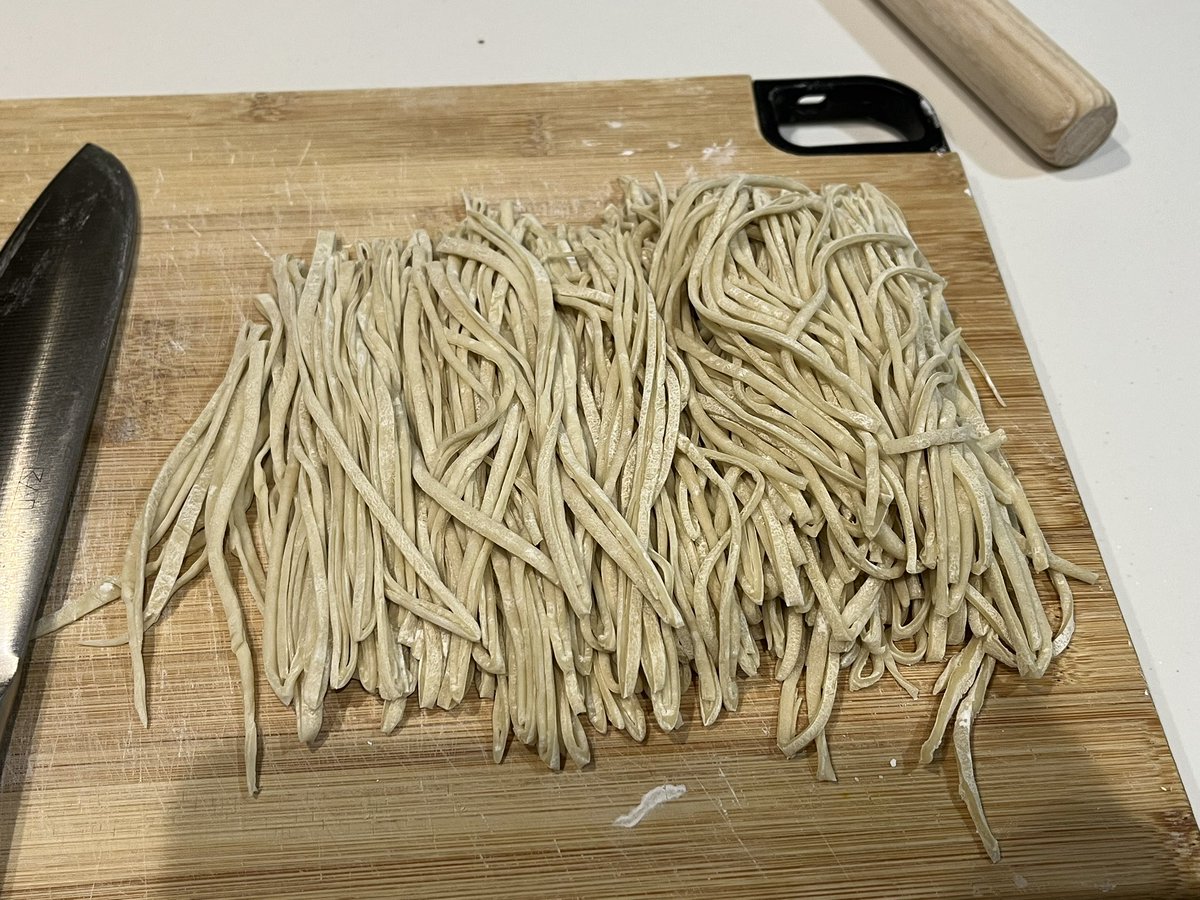 t_pom's tweet photo. 夜な夜な麺作りリベンジ。
前回の反省を活かしてまぁまぁなデキくらいか。いや太いか..
明日か明後日あたりに食べる https://t.co/By7DiOeLsv