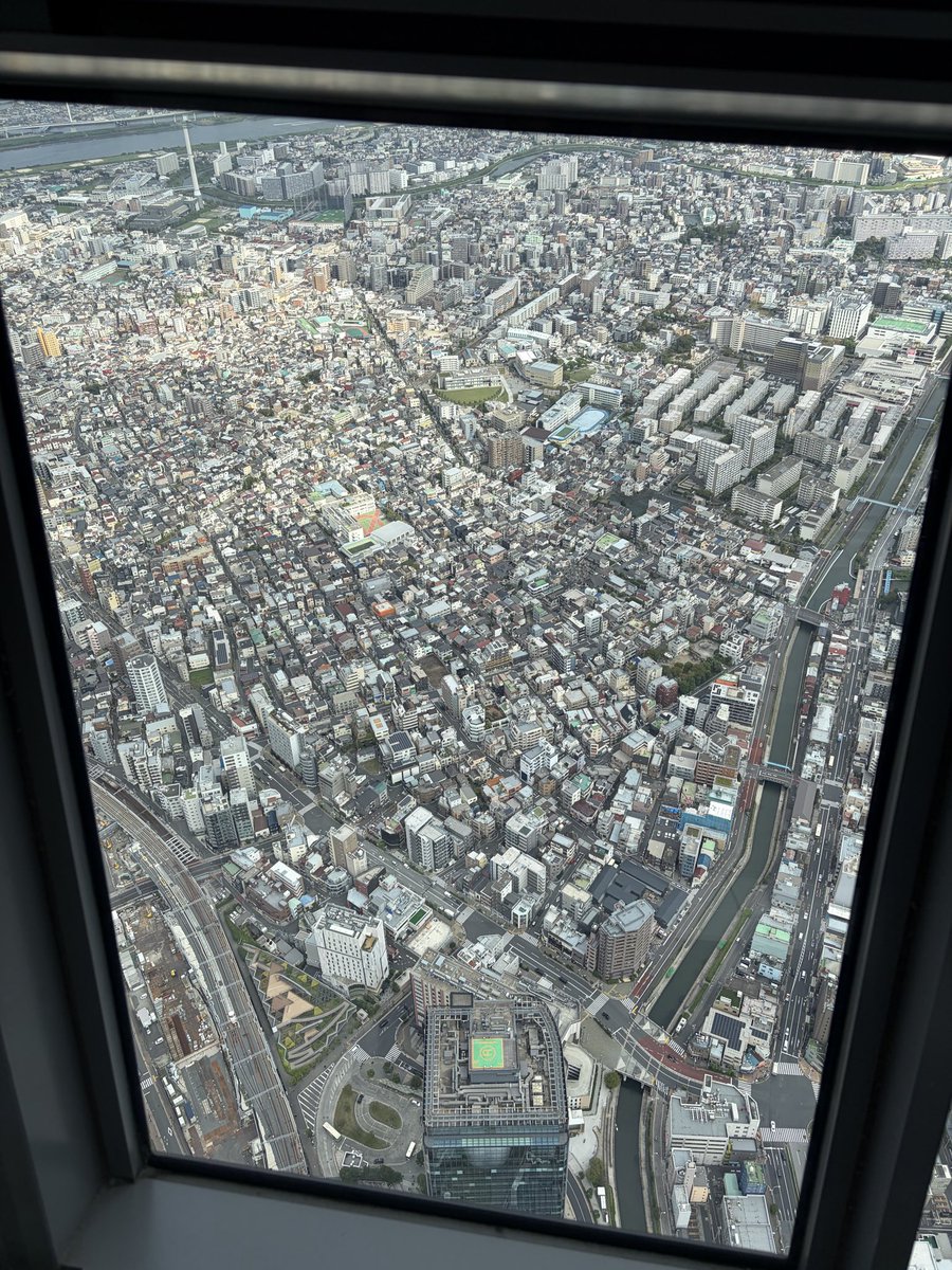 haseshun17's tweet photo. 10年以上ぶりにスカイツリー登りました。
8割外国人観光客でした。 https://t.co/6Mv6MNxiz1