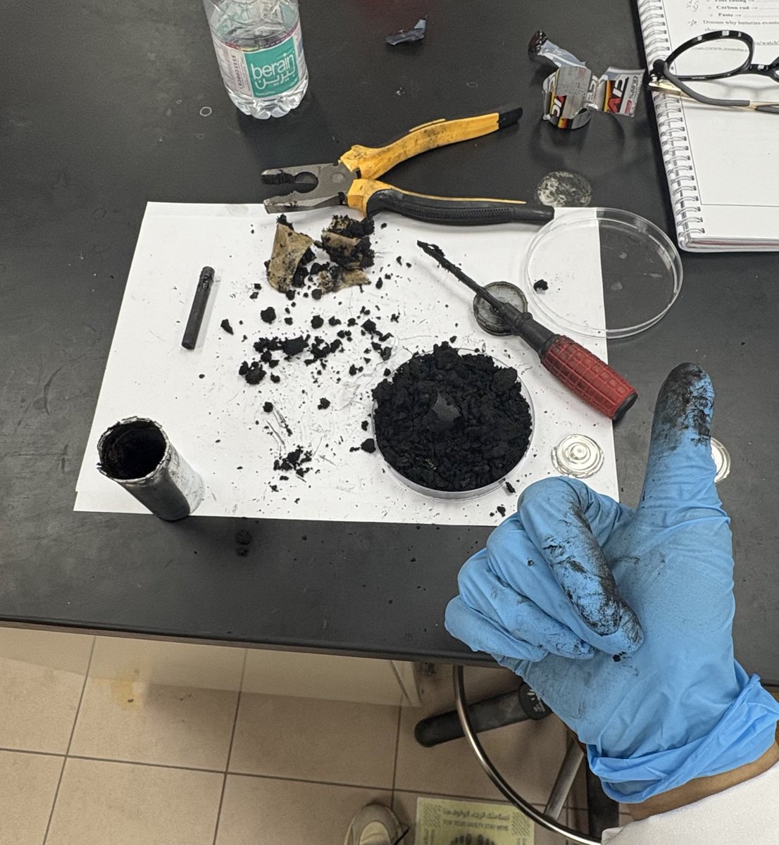 Atheer_PHTE's tweet photo. معمل الـ
BATTERY AND ENERGY STORAGE TECHNOLOGIES
تم فتح بطاريه بالمعمل واخراج مكوناتها الداخلية وتعرفت الأجزاء الأساسية مثل الأنود، الكاثود، والإلكتروليت تعرفت على طريقة عملها وكيف تنتج الكهرباء من التفاعل الكيميائي بين المكونات
اشراف الدكتوره /خديجة عمران @k_emran  #PHTE 🔋 https://t.co/Eg7JsgJ3zv
