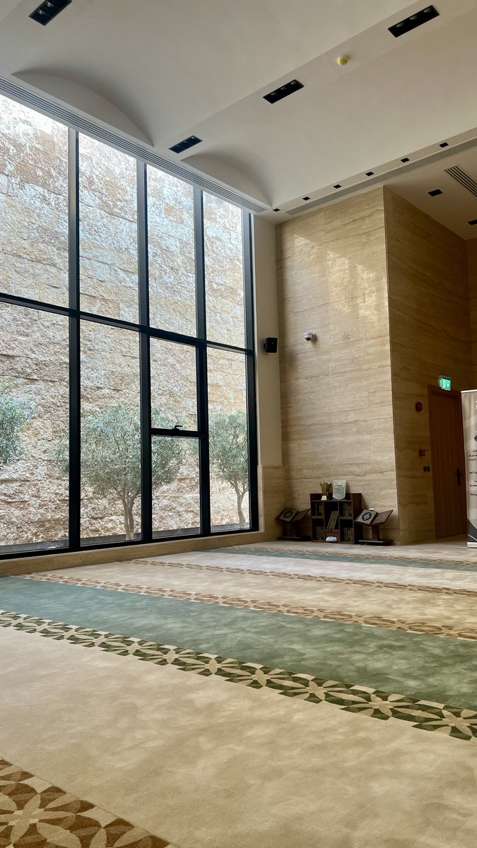 lllap89's tweet image. واحد من المساجد اللي دخلتها وجذبني التصميم فيها
دخول الاضاءه للمكان يعطي انشراحية جميلة جدًا وجمالية في التصميم.