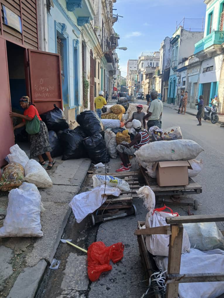 El reciclaje de aluminio impulsa una industria limpia, eficiente y sostenible. ¡ Tu lata vacía tiene más valor del que imaginas! 🌎♻️🥫
#Cuba #IndustriasCuba #CubaRecicla #RecuperamosValores