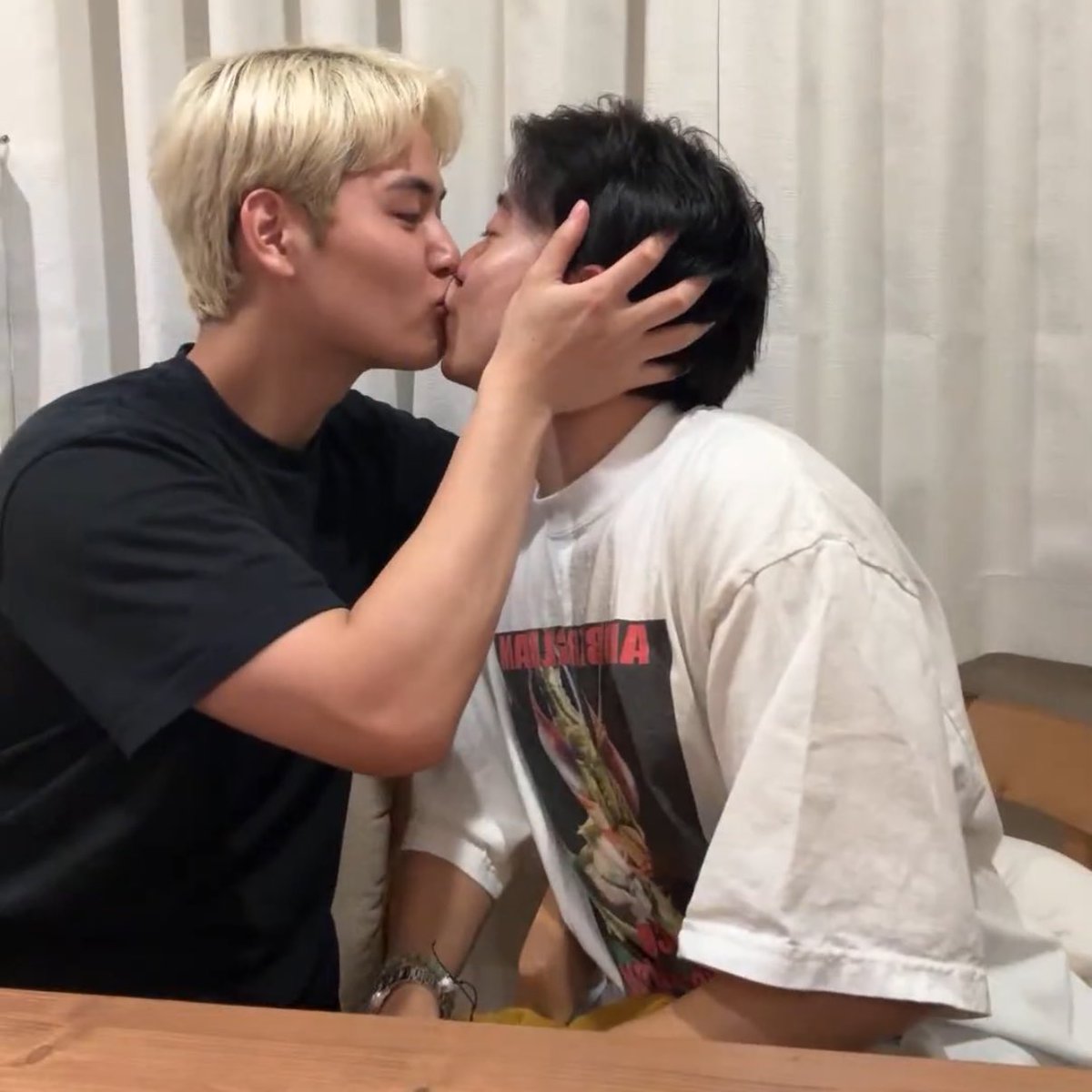 dsnakas's tweet photo. going crazy over the way shun grabs dai https://t.co/K3h5pYlrc0