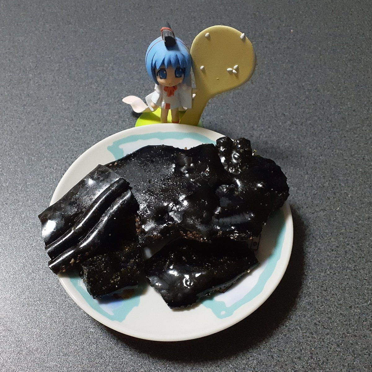 multibee11's tweet photo. @Miy0Masa 溶岩実験で固まったものを頂きました
黒曜石のようですが非常に壊れやすく
鏃（やじり）は作れませんでした😂 https://t.co/ylVaZJjoK6