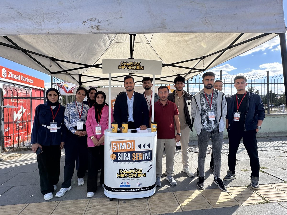 uniaksivas's tweet photo. Üniak Sivas Ailesi Olarak bugün Kadı Burhanettin erkek yurdumuzun önünde yerimizi aldık.
Tüm Kardeşlerimizi Standlarımıza Bekliyoruz.

#İlkDurakÜniAK 
#seninyerinüniak
#KampüseHoşgeldin
#cumhuriyetüniversitesi https://t.co/RhODv6Lzvo
