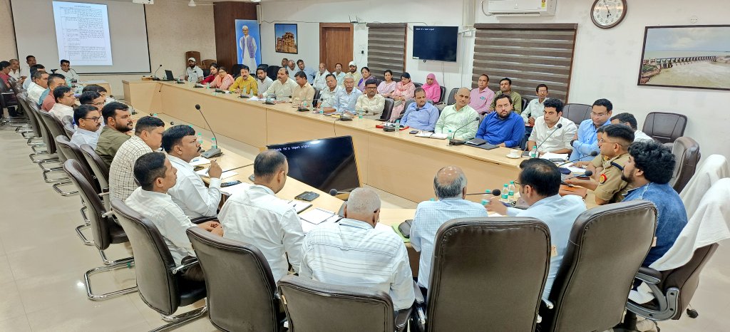 Dm Lalitpur (@dmlalitpur) on Twitter photo जनपद में 12 अक्तूबर को आयोजित होने वाली PCS परीक्षा को सकुशल व शांतिपूर्ण संपन्न करने के लिए <a href="/DMLalitpur/">Dm Lalitpur</a> <a href="/AmanDeepDuli/">Aman Deep Duli</a> में सभी सेक्टर/स्टेटिक मजिस्ट्रेट, केंद्र व्यवस्थापक व सहायक केंद्र व्यवस्थापकों के साथ बैठक की और आयोग के निर्देशानुसार परीक्षा संपन्न करने के निर्देश दिए जनपद में 12 अक्तूबर को आयोजित होने वाली PCS परीक्षा को सकुशल व शांतिपूर्ण संपन्न करने के लिए <a href="/DMLalitpur/">Dm Lalitpur</a> <a href="/AmanDeepDuli/">Aman Deep Duli</a> में सभी सेक्टर/स्टेटिक मजिस्ट्रेट, केंद्र व्यवस्थापक व सहायक केंद्र व्यवस्थापकों के साथ बैठक की और आयोग के निर्देशानुसार परीक्षा संपन्न करने के निर्देश दिए