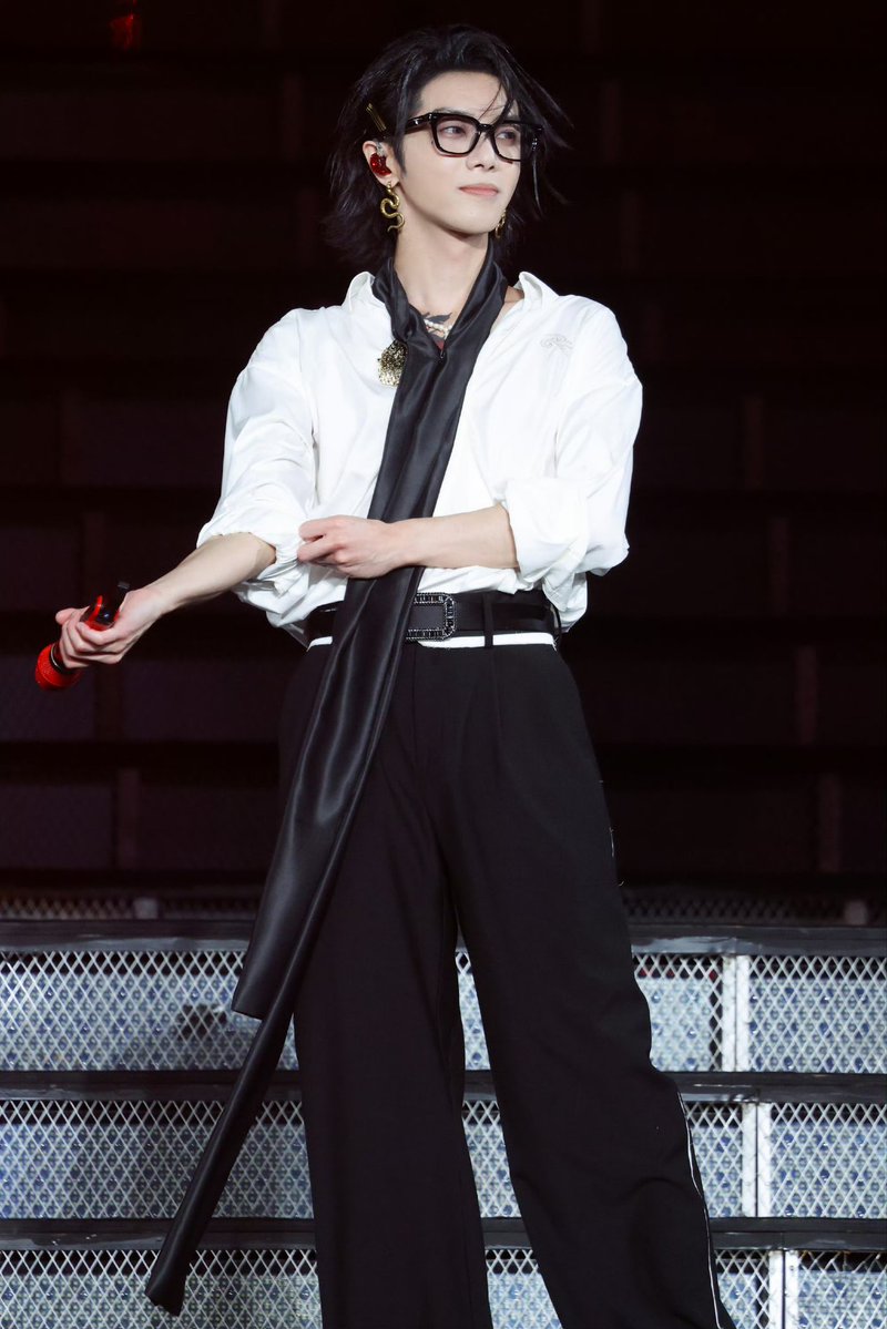 Hua Chenyu in framed glasses for 2025 Mars Concert in Nanjing Day 3!!! 

omg 🤤
#HuaChenyu