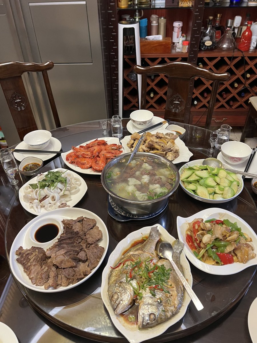 SamcPonsce's tweet image. 月がまんまるで、みんなが集まってるのって最高だよね〜🌕
あったかいごはんが並んだ食卓は、まさにおうちの味だよ〜。
それって、愛のぬくもりでもあるんだよね〜。