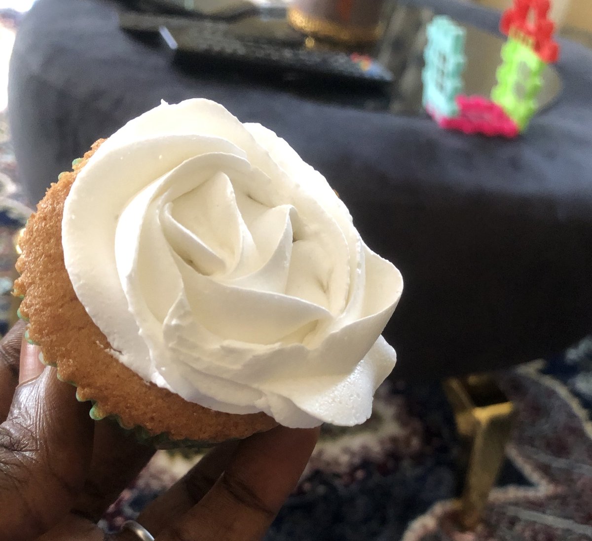 Do you like frosted cupcakes? 🧁 

Come and join me 😋