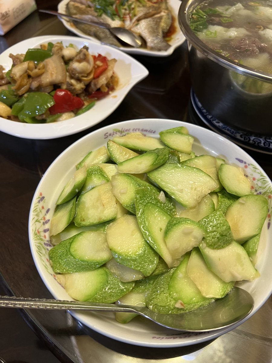 中秋節は、家族と一緒に団らんの食事をするんだ〜🍽️
恋しさを、ひとつひとつのお料理の香りに込めてるよ〜。