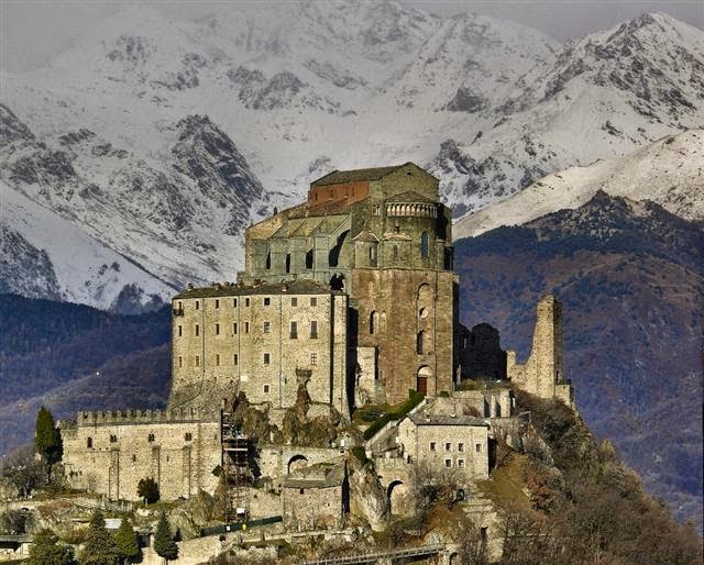redhistoria's tweet image. La Sacra di San Michele, o Abadía de San Miguel, es un complejo religioso histórico situado en la cima del monte Pirchiriano, en el Valle de Susa, cerca de Turín, Italia. Reconocida como el monumento simbólico de la región del Piamonte, ha inspirado obras literarias como El…