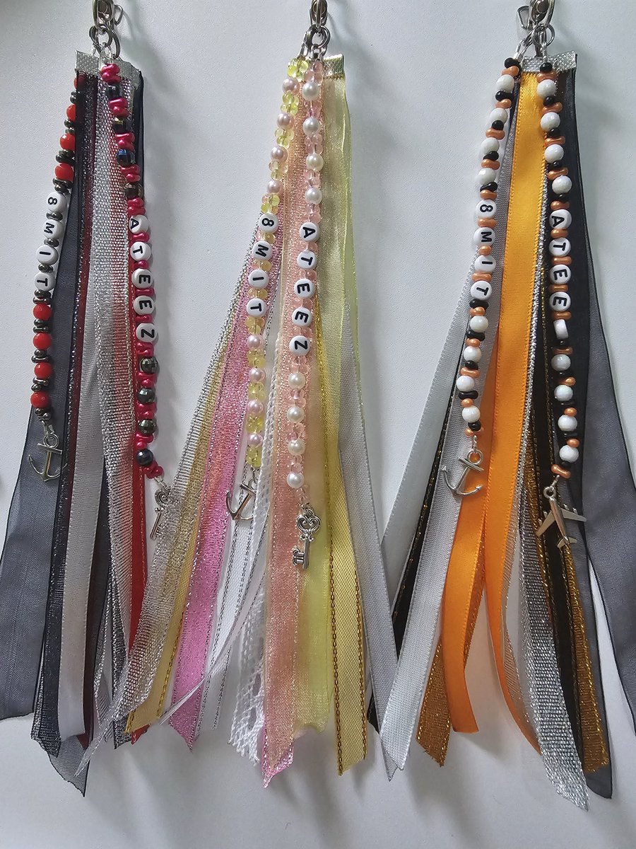 I will be giving away these bag charms/streamers on the 26th!

Hopefully, I'll have time to make one for all attendees but as usual moots will be my priority lmk if you want one! 
✨️1:1
✨️ can choose colors as long as it's available 😊

See you Atiny!