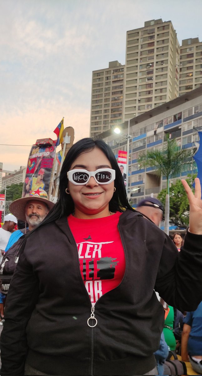 Imagínate criticar cuerpos ajenos con unos lentes de cartulina que dicen ‘Nico Flow’ 🤡… al menos lo mío es natural, no tan forzado como tu amor por Maduro 😂