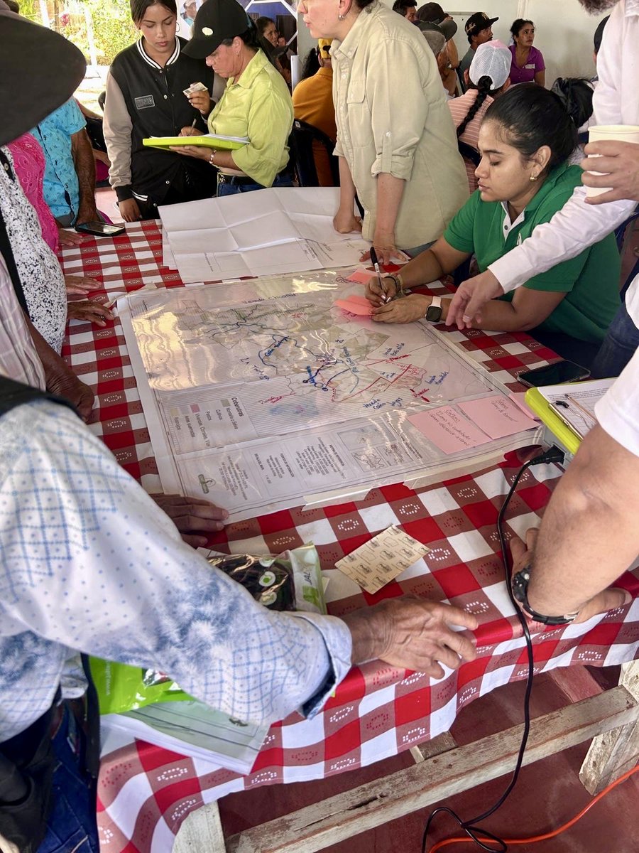 En la vereda El Capricho, San José del #Guaviare, acompañamos el taller de Zonificación Ambiental Participativa de <a href="/inst_humboldt/">Instituto Humboldt</a> <a href="/ONFAndina/">ONF Andina</a>. Comunidad y entidades sumaron esfuerzos para proteger áreas de interés ambiental y promover un desarrollo sostenible en el territorio.