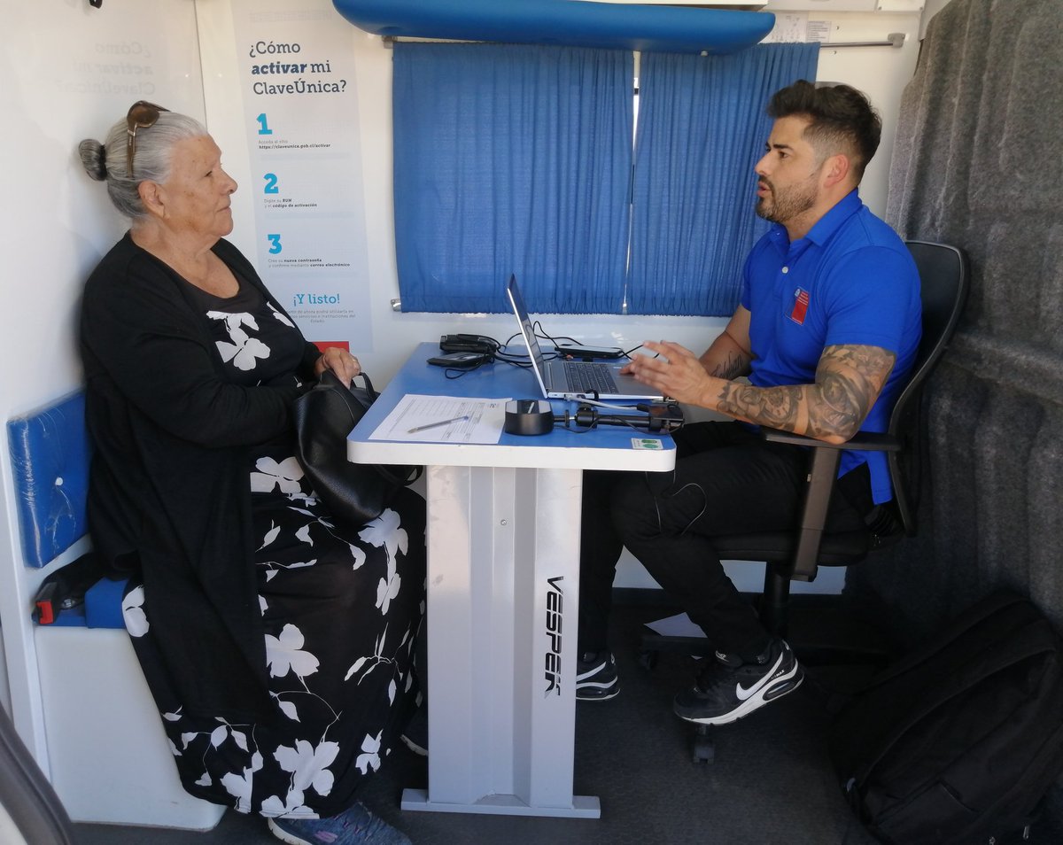 Estamos en la localidad de Canto del Agua, comuna de Huasco. Vecinas y vecinos acuden a solicitar sus documentos y aclarar dudas sobre otros trámites.