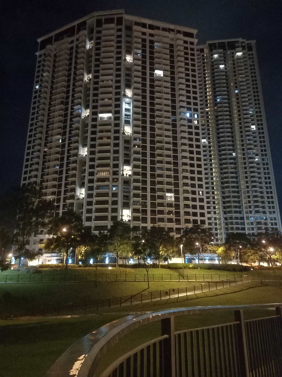 hborja24's tweet photo. Night walk👣 ✨💛 https://t.co/09RtCh32v8