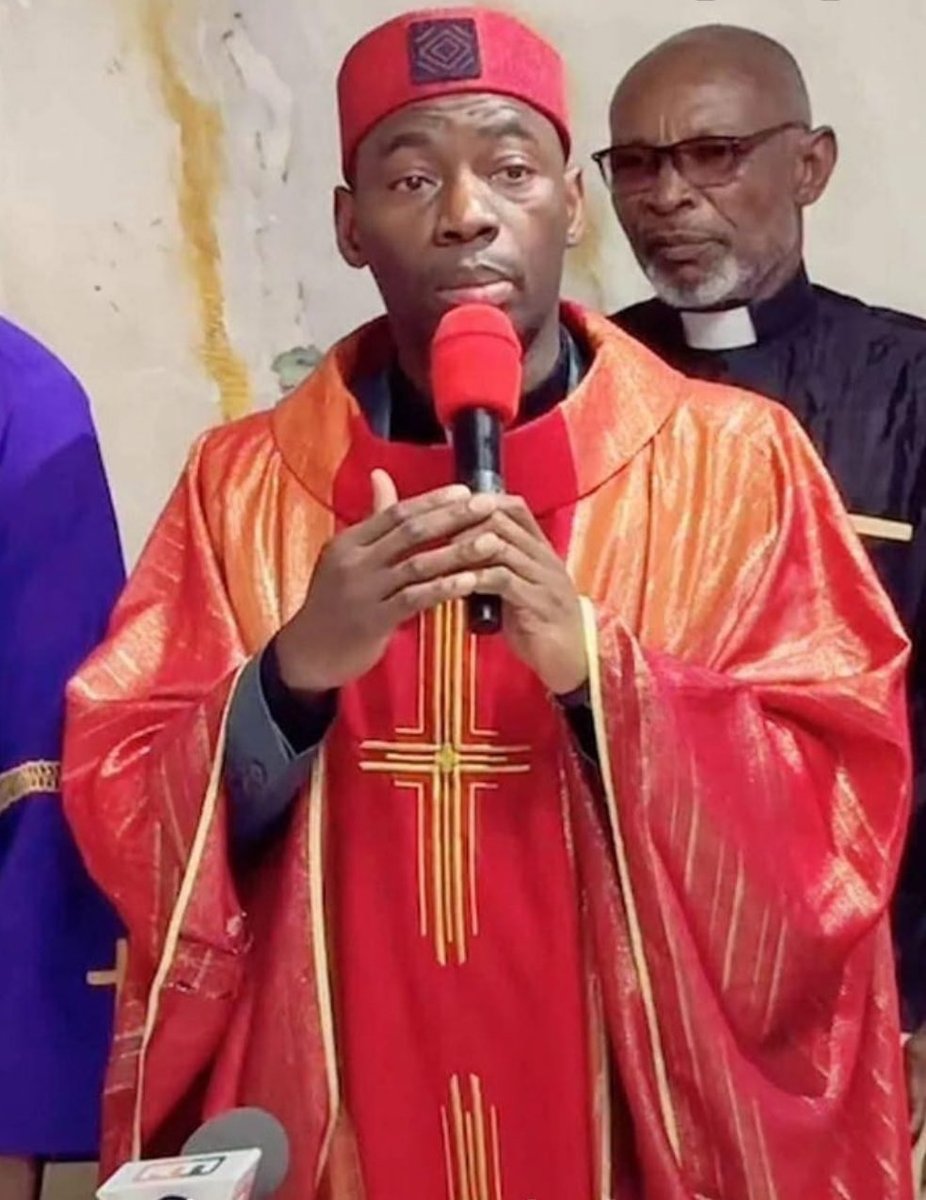 IKwadio's tweet image. Ce soit disant pasteur racaille, est l’une des personnes vulgaires qui ont normalisé le mot &quot; mercon &quot; en Côte d’Ivoire 🇨🇮. Voilà ceux qui pourrissent l’éducation civique de nos enfants! 

Punissez les enfants ok mais ramenez le à l’ordre. Si c’est pas vous, il n’est personne.