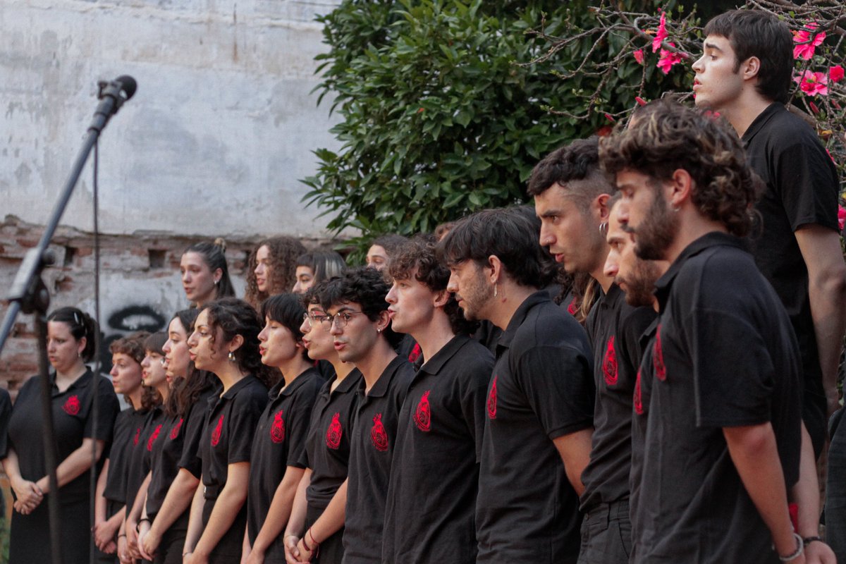 No ens esperaveu per aquí, eh! Obrim el compte oficial del Cor La Magrana!
Seguiu-nos, ben aviat publicarem més cosetes! 🫀