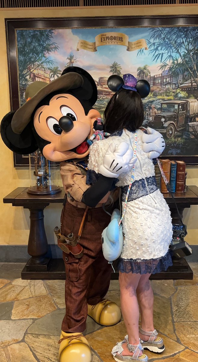 Miku__Mickey's tweet photo. ロッジに戻ったらホテルグリに遭遇できた！
何気にロッジコスはグーフィーとしか会ったことなかったからミッキーに会えて幸せ♡
今回旅行で絶対やりたかった
🏴‍☠️Pirates Treasure Hunt☠️に参加！
ミッキーかグーフィーかドキドキしたけど😭逢いたかったよ海賊ミッキー😭😭

#MIKU__Mickey202509HKDL https://t.co/BxmZ2YhKSW