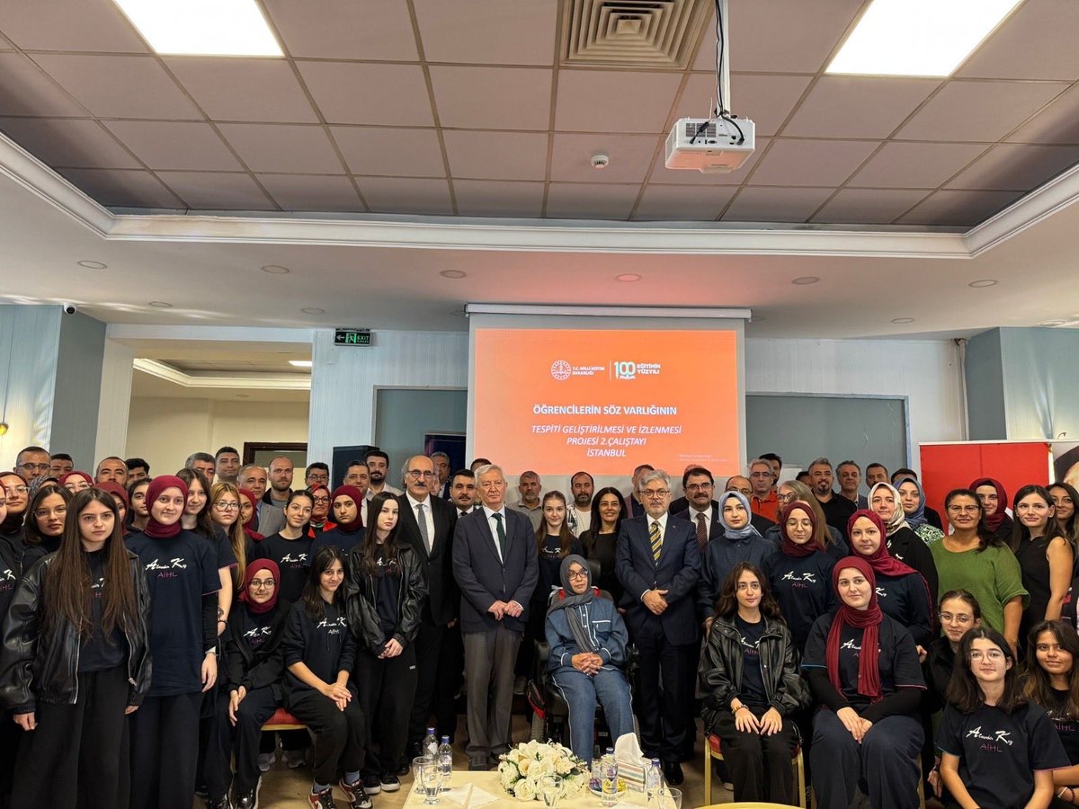 tcmeb's tweet photo. “Öğrencilerin Söz Varlığının Tespiti Geliştirilmesi ve İzlenmesi Projesi Çalıştayı”nın İkincisi  Başladı

Millî Eğitim Bakan Yardımcısı @farukyelkenci’nin katılımıyla açılışı yapılan ve öğrencilerin yaş-sınıf düzeylerine uygun kelime, kavram, deyim ve atasözlerini bilimsel yöntemlerle tespit etmeyi; Türkçenin doğru, etkili ve işlevsel kullanımını desteklemeyi; ders kitapları ile eğitim materyallerini söz varlığı bakımından zenginleştirmeyi ve değer temelli dil öğretimini yaygınlaştırmayı amaçlayan çalıştayda 131 öğretmen görev alıyor. 

👉🏻 https://t.co/TB9Lq1ePia