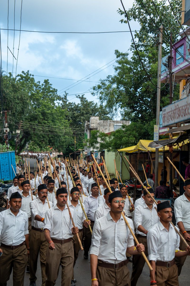 agrawalyash90's tweet photo. धार नगर मालवा प्रांत का ऐतिहासिक पथ संचलन । #RSS100Years #RSS @vskmalwa @jagdishkanwan @jssharma2006 @SunilAmbekarM @editorvskbharat @RSSorg https://t.co/KBiCKZmEzH