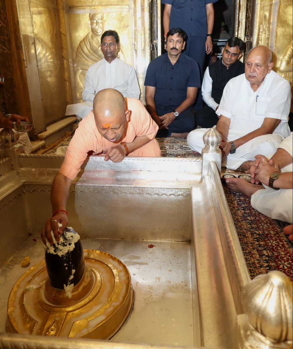 भूताधिपं भुजगभूषणभूषिताङ्गं
व्याघ्राजिनाम्बरधरं जटिलं त्रिनेत्रम्।
पाशाङ्कुशाभयवरप्रदशूलपाणिं
वाराणसीपुरपतिं भज विश्वनाथम्।।

#UPCM <a href="/myogiadityanath/">Yogi Adityanath</a> ने आज धर्मनगरी काशी में बाबा विश्वनाथ जी के दर्शन-पूजन कर प्रदेशवासियों के सुख, शांति एवं समृद्धि हेतु प्रार्थना की।