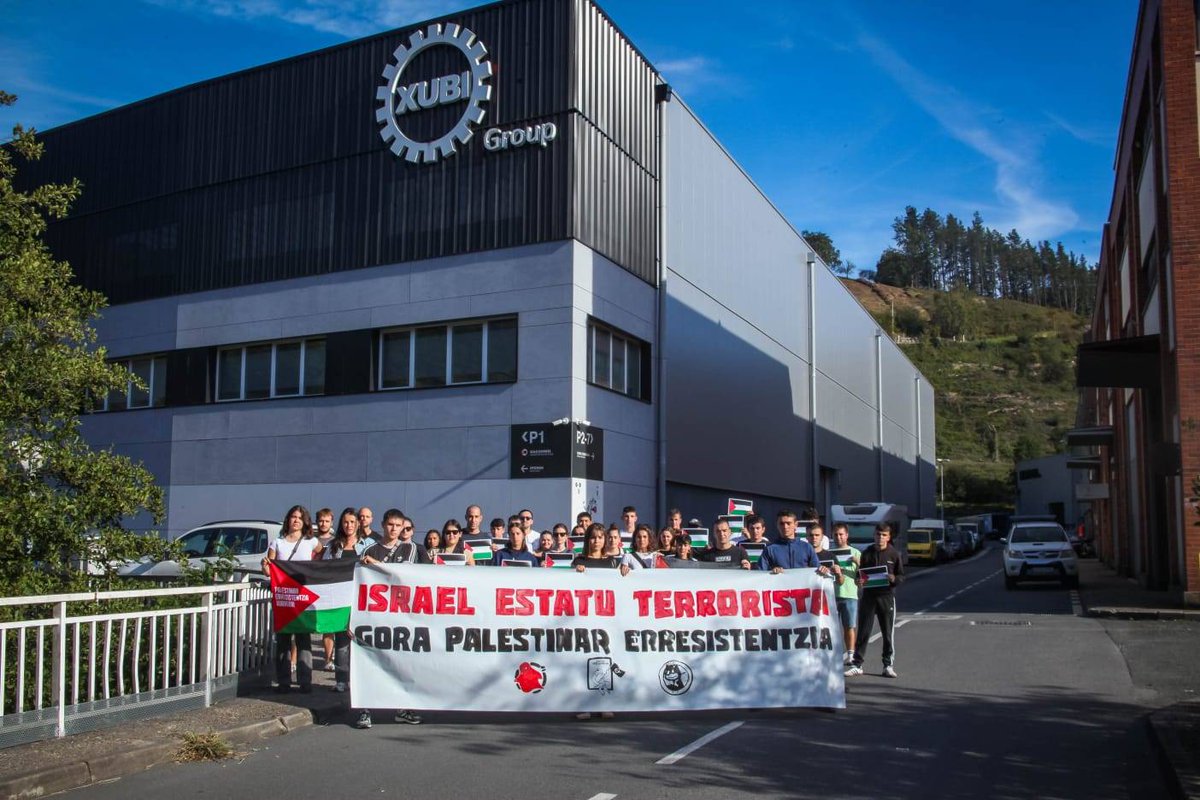🇵🇸Aurreko astean. Urola Erdiko 3 gazte asanbladak bildu ginen Azkoitiko Xubi enpresaren aurrean, Palestinan ematen ari den genozidioa salatzeko.
Beharrezkoa ikusten dugu horrelako egoera baten aurrean Israelekin harremanak mantentzen dituzten orori hauek etetea exigitzea.