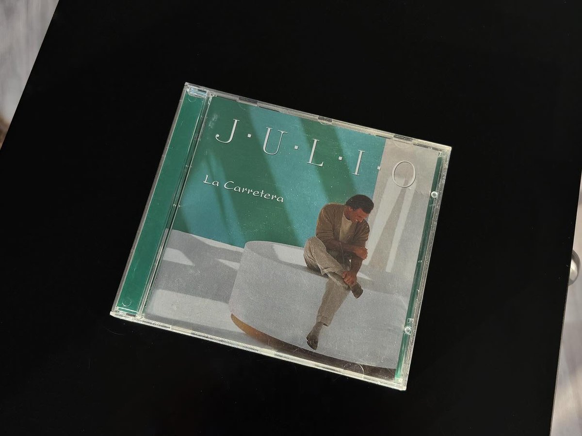 semayserbest's tweet image. Living in the 90s while in my Smart fortwo, I bought myself one of my favorite albums. Julio Iglesias-La Carretera #OLDTECH #CD #smartfortwo #album #shotoniphone #julioiglesias #lacarretera #bailamorena #sonymusic