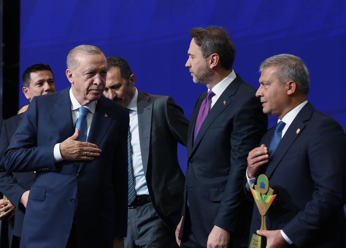 📎 Rektör Adıgüzel “En Verimli Üniversite Binası” ödülünü Cumhurbaşkanı Erdoğan’dan aldı

📚 Enerji verimliliği ve sürdürülebilirlikte örnek gösterilen Anadolu Üniversitesi, önemli bir başarıya imza attı. Rektör Prof. Dr. Yusuf Adıgüzel, “En Verimli Üniversite Binası” ödülünü