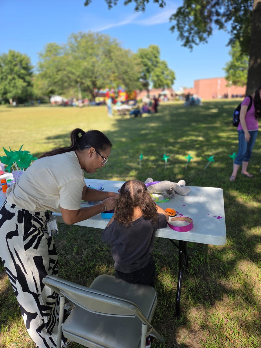Last Saturday (September 27th), Beacon Youth Community and Crisis team took part in the Northland Fall Festival in Gladstone.  This is our third year providing a safe space, teaching calming strategies, and mental health awareness for Northland families and community.