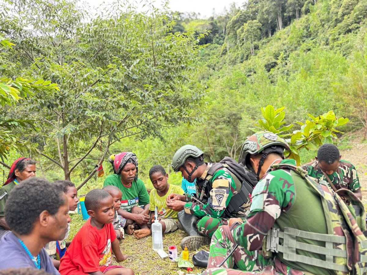 Anisawanda7's tweet photo. Bukan cuma di medan perang, di sawah dan di desa pun mereka hadir. TNI selalu bersama rakyat itu bukan isapan jempol. #TNIUntukIndonesia2025 #TNIPRORAKYAT https://t.co/INzb5FjV0J
