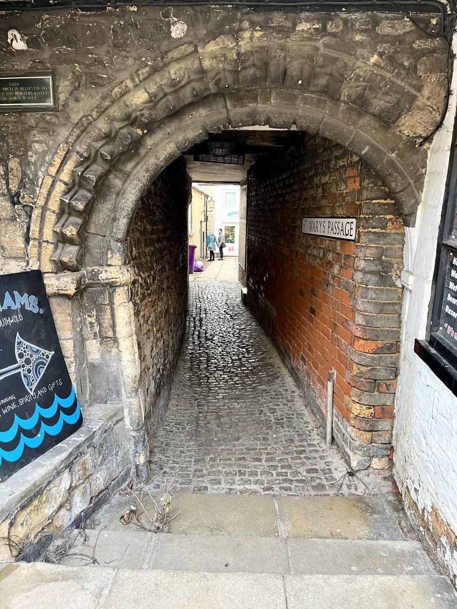 Stamford, Lincolnshire, is full of excellent historic buildings - but it also has this fabulous Norman arch and enticing cobbled passageway 😍