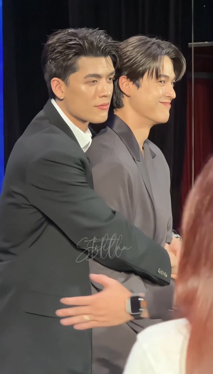 .                                              คุณกอดผมอ่ะ
นี่เธอ เขาสั่งให้กอดไหม 
.                                            แต่คุณกอดผมอะ
.                                                กอดแน่นด้วย
เธอ จะหยุดไม่หยุด
.                              ทำไมครับ จะลงโทษผมหรอ