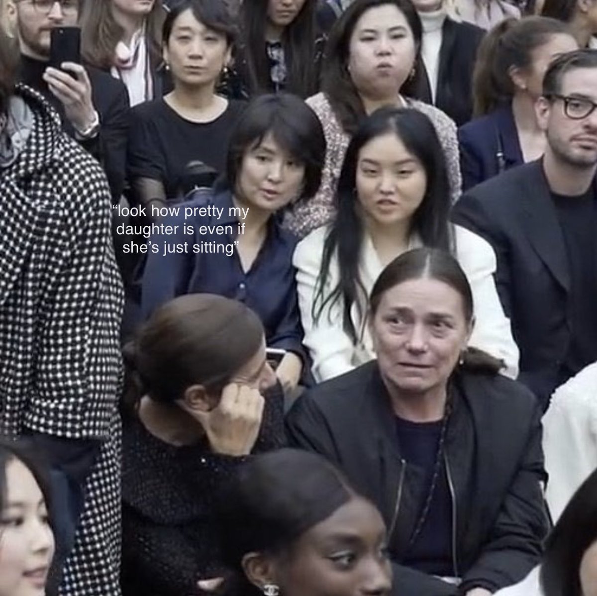 yk2aii's tweet photo. we represent mommy kim every jennie's pfw🤍

Can I get 100 replies? Let’s go!

JENNIE PARIS FASHION WEEK
#JENNIExCHANELSS26 #CHANELSS26
#PFW @CHANEL @jennierubyjane https://t.co/GUWIBDswOA