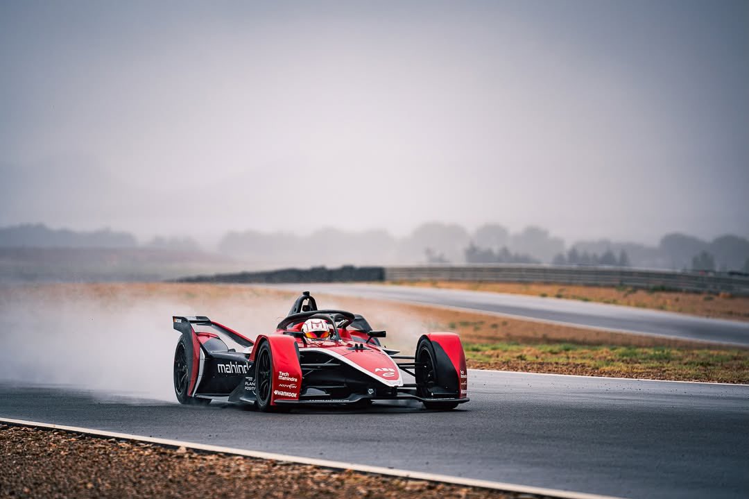 _Veerrr_Tweets's tweet image. Damn Man 😍❤️‍🔥
#AjithKumarRacing