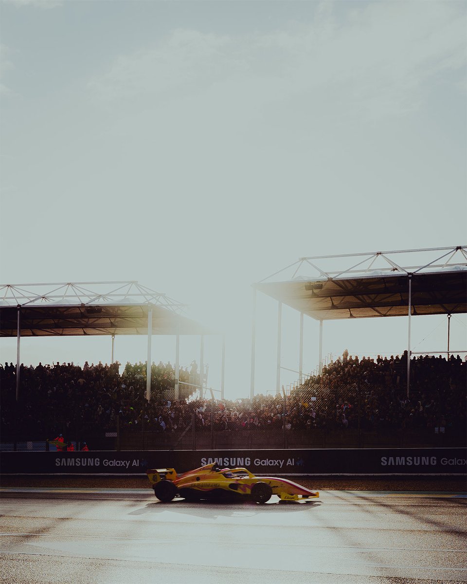 luc4kou's tweet image. je suis pas très bon sur Twitter mais je vous partage quand même mes photos du GP Explorer 🎞️

@xSqueeZie @GPEXPLORER_Info @djilsi 

#GPExplorer #Squeezie #Photography