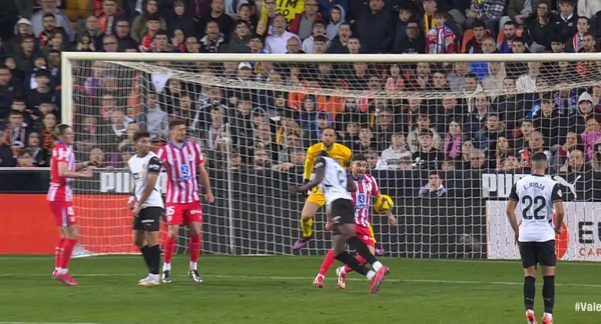 mrlopez2110's tweet photo. @AlbertFCB Esta el año pasado tampoco la pitan, tanto esta como la de tchouameni son penaltis como la copa de un pino. https://t.co/z6SGVJf9v4