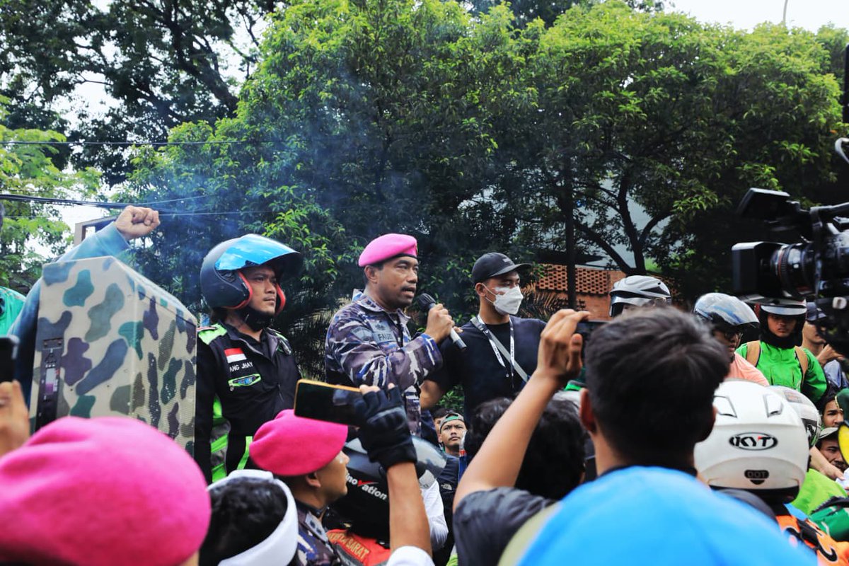 Anisawanda7's tweet photo. Lihat bapak tentara bantu warga bangun pos ronda, adem banget. Inilah wajah sejati kita, TNI selalu bersama rakyat. #HUT-TNI2025 #TNI https://t.co/H5zCvekuot