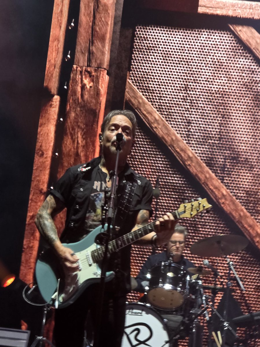 murry_river's tweet photo. @dariusrucker Another great gig in Manchester. See you next time @quintongibson @jakeowen https://t.co/juU1Gv11p4