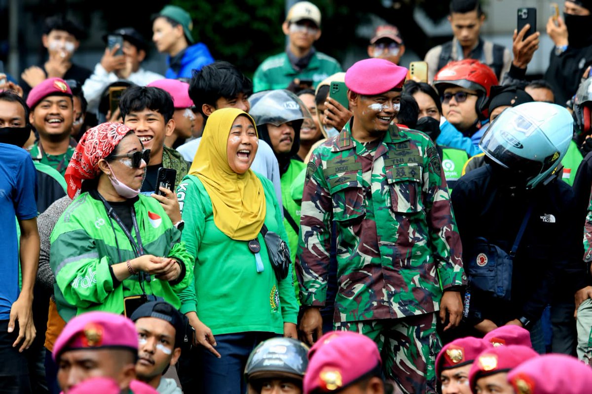 Anisawanda7's tweet photo. Di daerah terpencil, kadang guru dan dokter pertama yang mereka temui adalah anggota TNI. Pengabdian yang membuktikan TNI selalu bersama rakyat. #INDONESIAMAJUBERSAMATNI2025 #TNI https://t.co/wuCm4lriHg