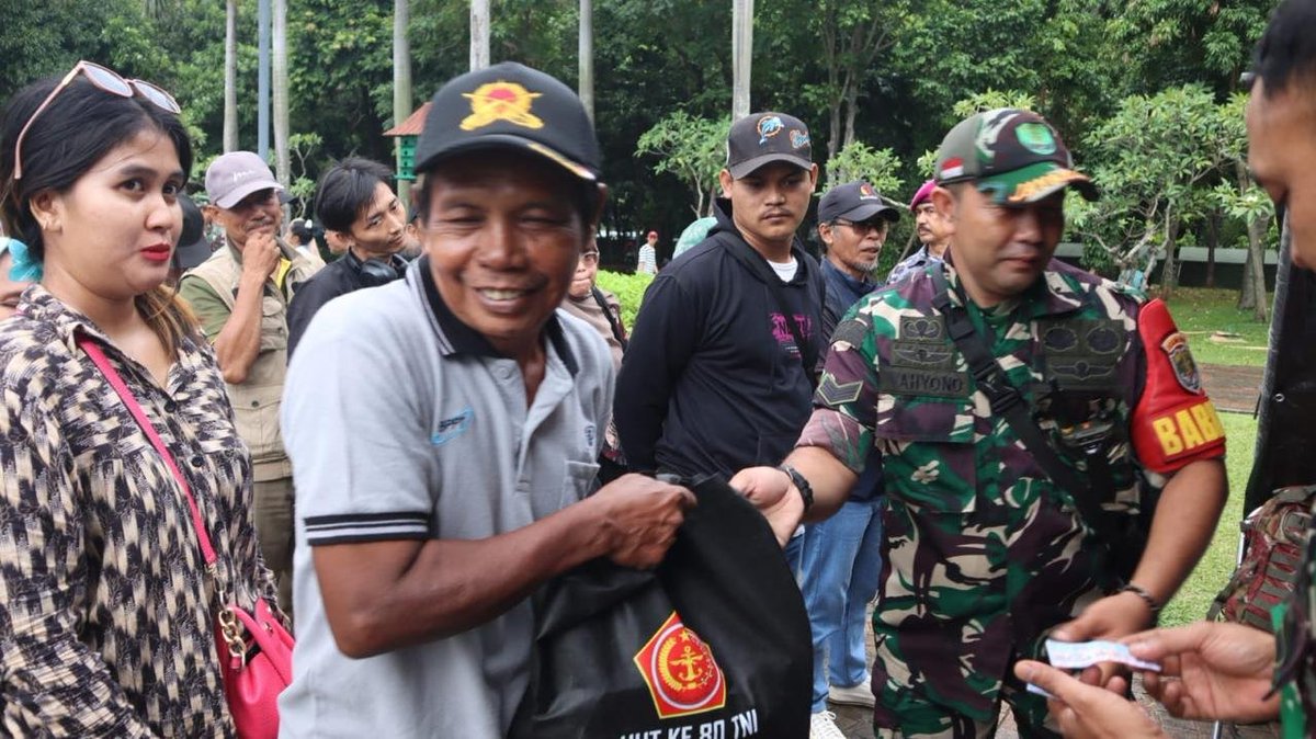Anisawanda7's tweet photo. Kemanunggalan TNI-Rakyat adalah kekuatan terbesar kita. Di era PRABOWO &amp; TNI, ikatan ini makin diperkuat. TNI selalu bersama rakyat! #TNI&amp;Prabowo2025 https://t.co/smT3dn2GRC